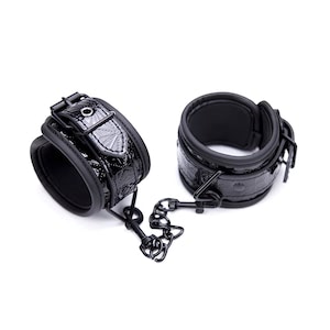 Algema em vinil Luxury Fetish, forrada e muito confortável, possui corrente de metal e sistema de ajuste com fivelas - YOUVIBE