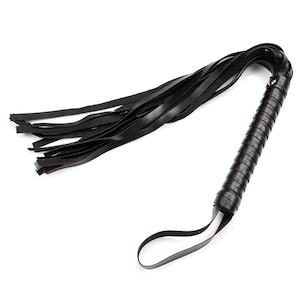 Este chicote de couro preto é um acessório sensual e elegante, projetado para explorar experiências íntimas e adicionar um toque de mistério e diversão - YOUVIBE